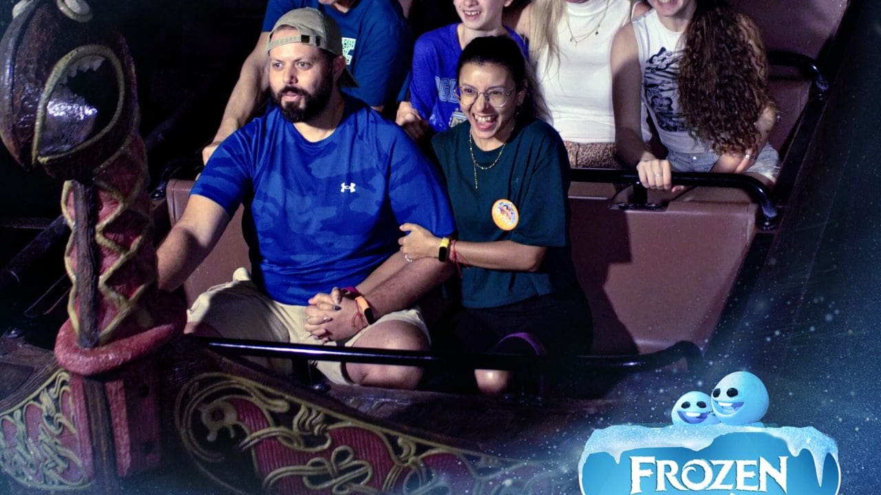 Cristian Tala con su esposa en una montaña rusa de Frozen en Disney World